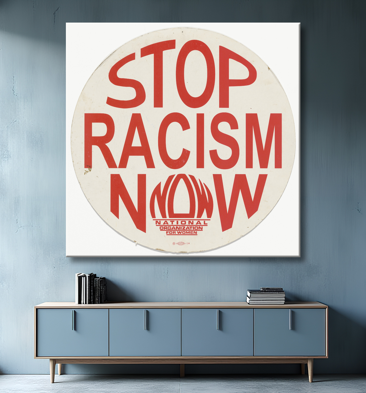 Reproduction Affichette avec le message "STOP RACISM NOW" de National Organization for Women, American, founded 1966 avec decor