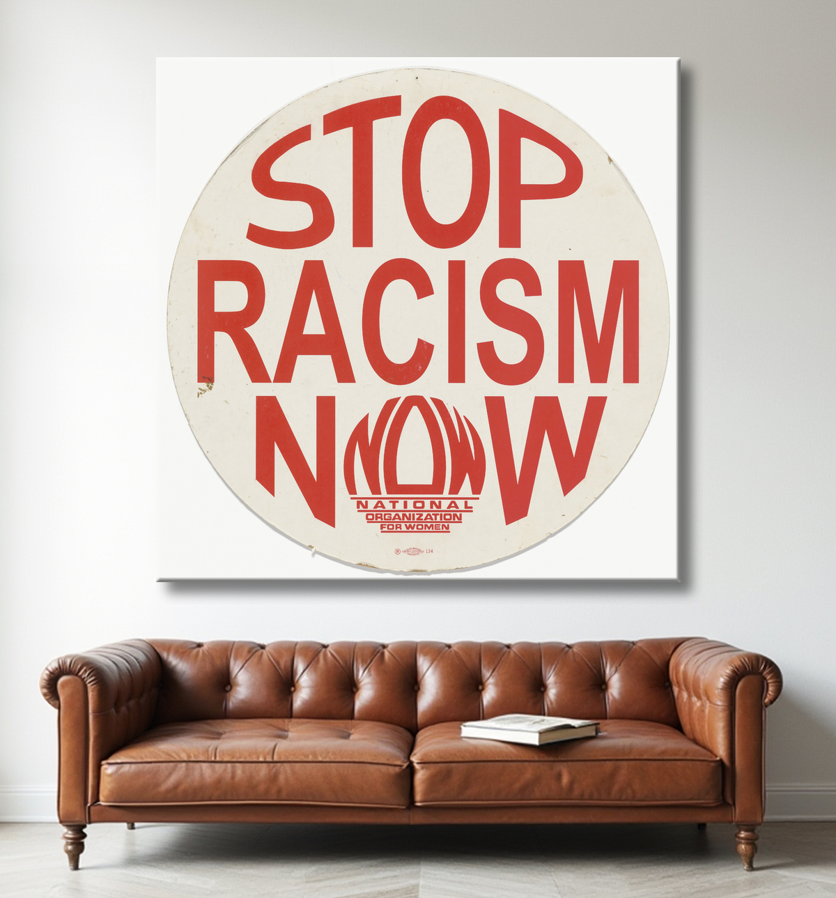Reproduction Affichette avec le message "STOP RACISM NOW" de National Organization for Women, American, founded 1966 avec decor