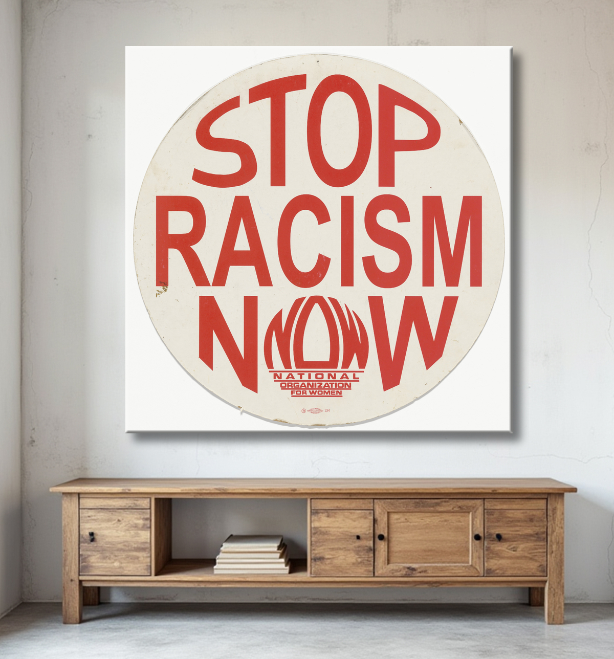 Reproduction Affichette avec le message "STOP RACISM NOW" de National Organization for Women, American, founded 1966 avec decor