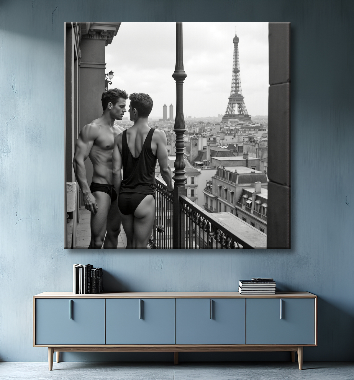 Couple masculin au balcon – tableau noir et blanc chic avec decor