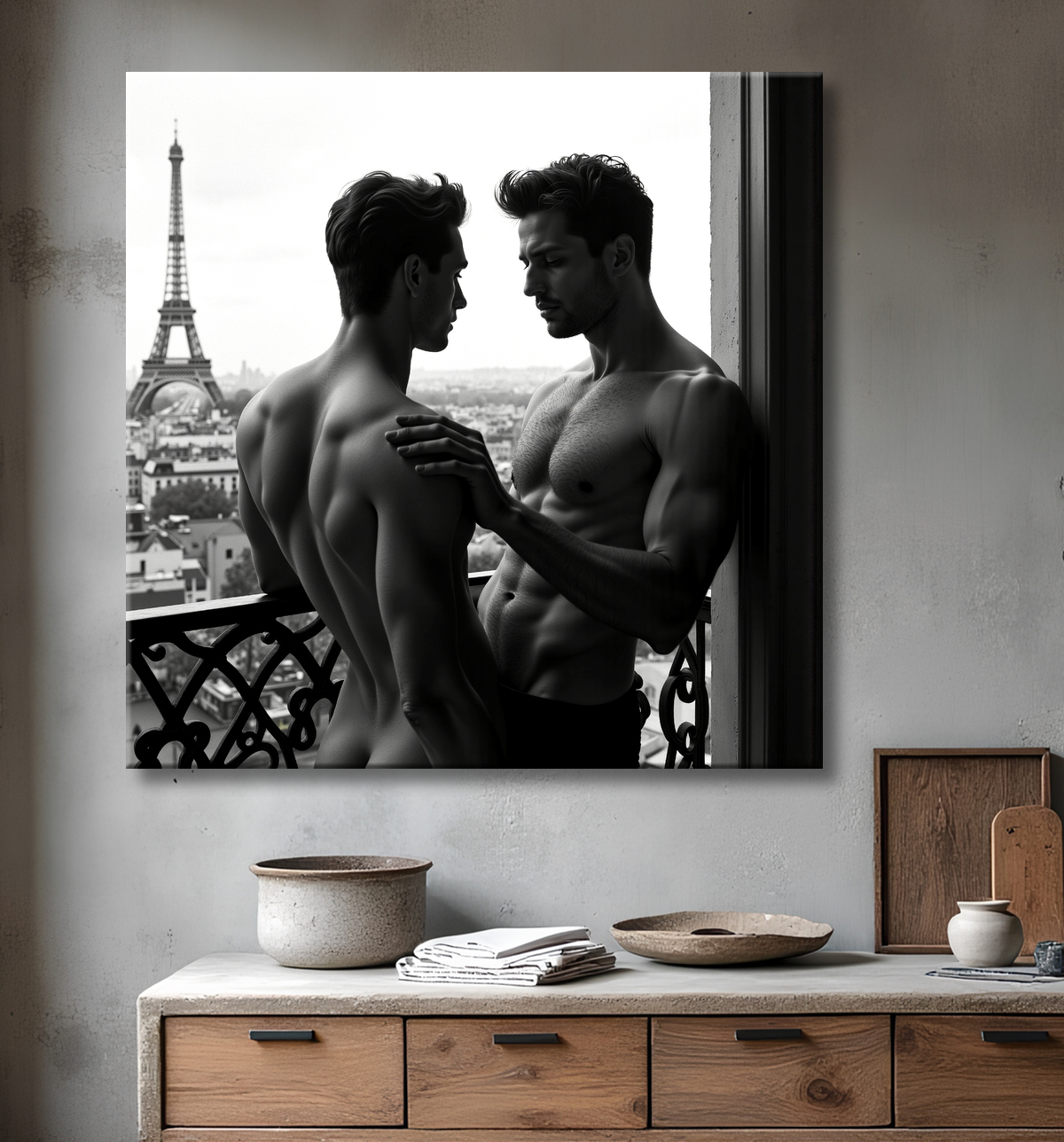Couple masculin au balcon – tableau noir et blanc chic avec decor