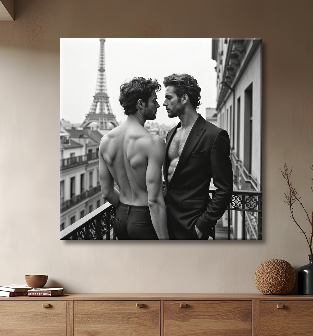 Couple masculin au balcon – tableau noir et blanc chic avec decor