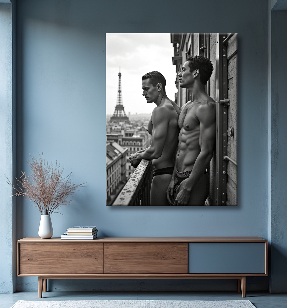 Couple masculin au balcon – tableau noir et blanc chic avec decor