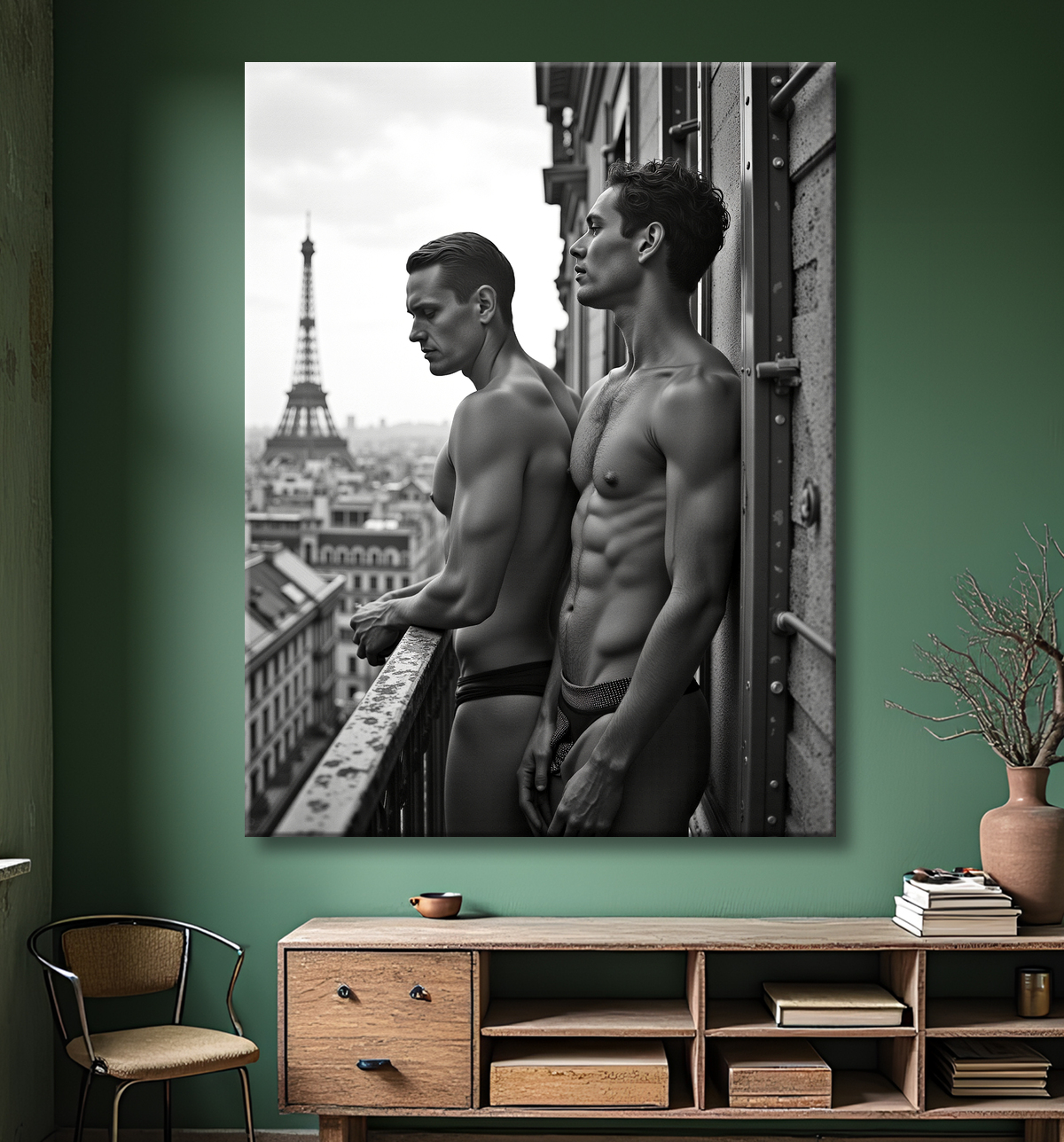 Couple masculin au balcon – tableau noir et blanc chic avec decor