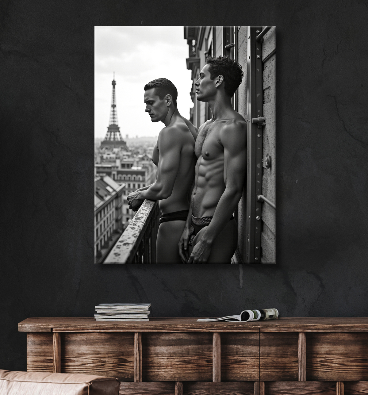 Couple masculin au balcon – tableau noir et blanc chic avec decor