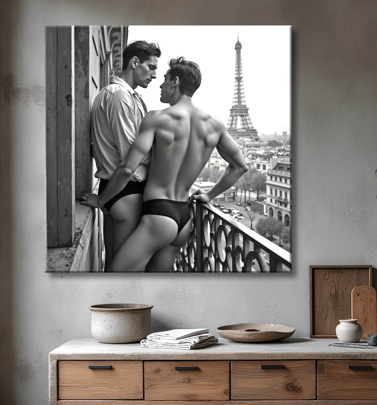 Couple masculin au balcon – tableau noir et blanc chic avec decor