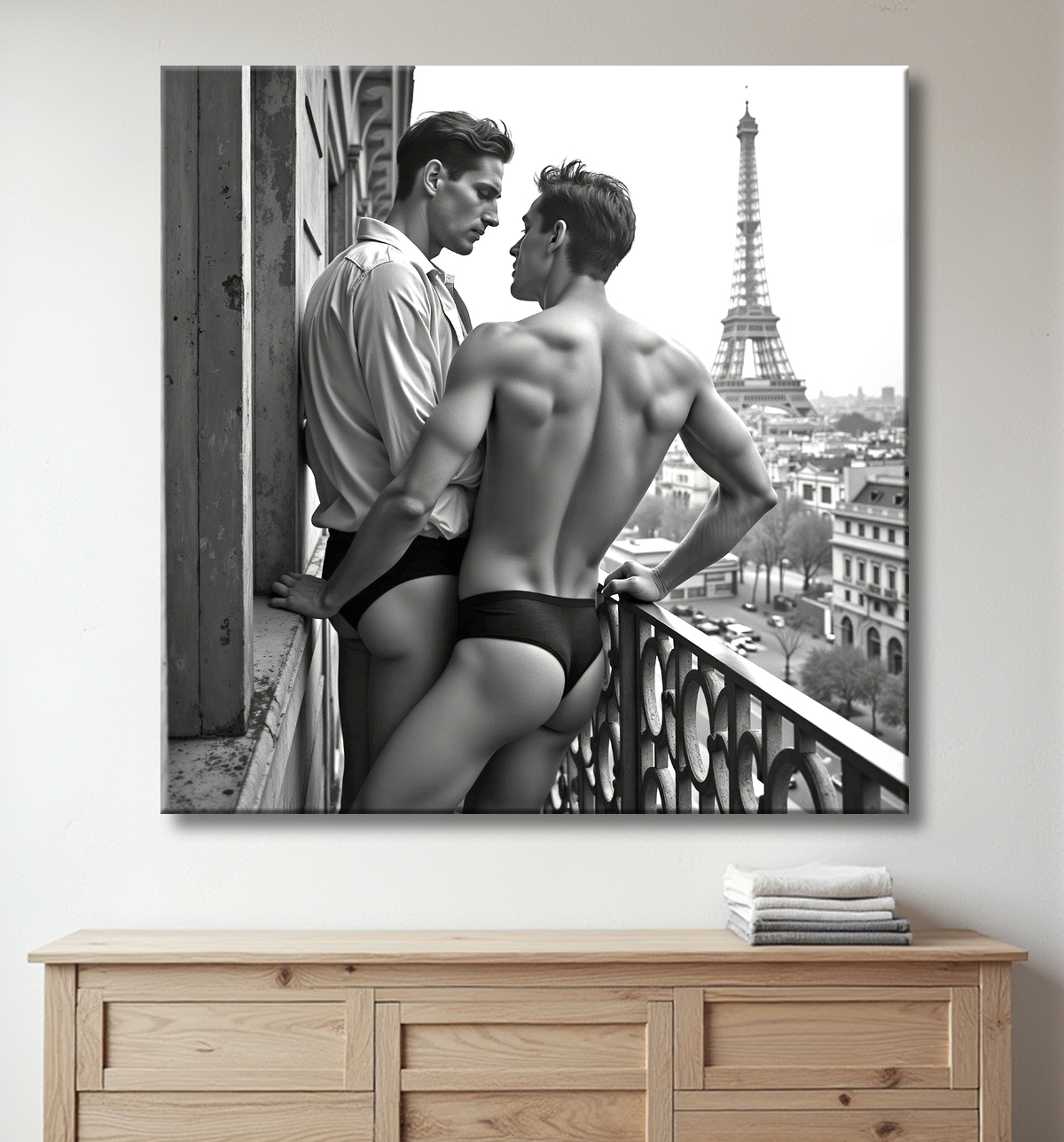 Couple masculin au balcon – tableau noir et blanc chic avec decor