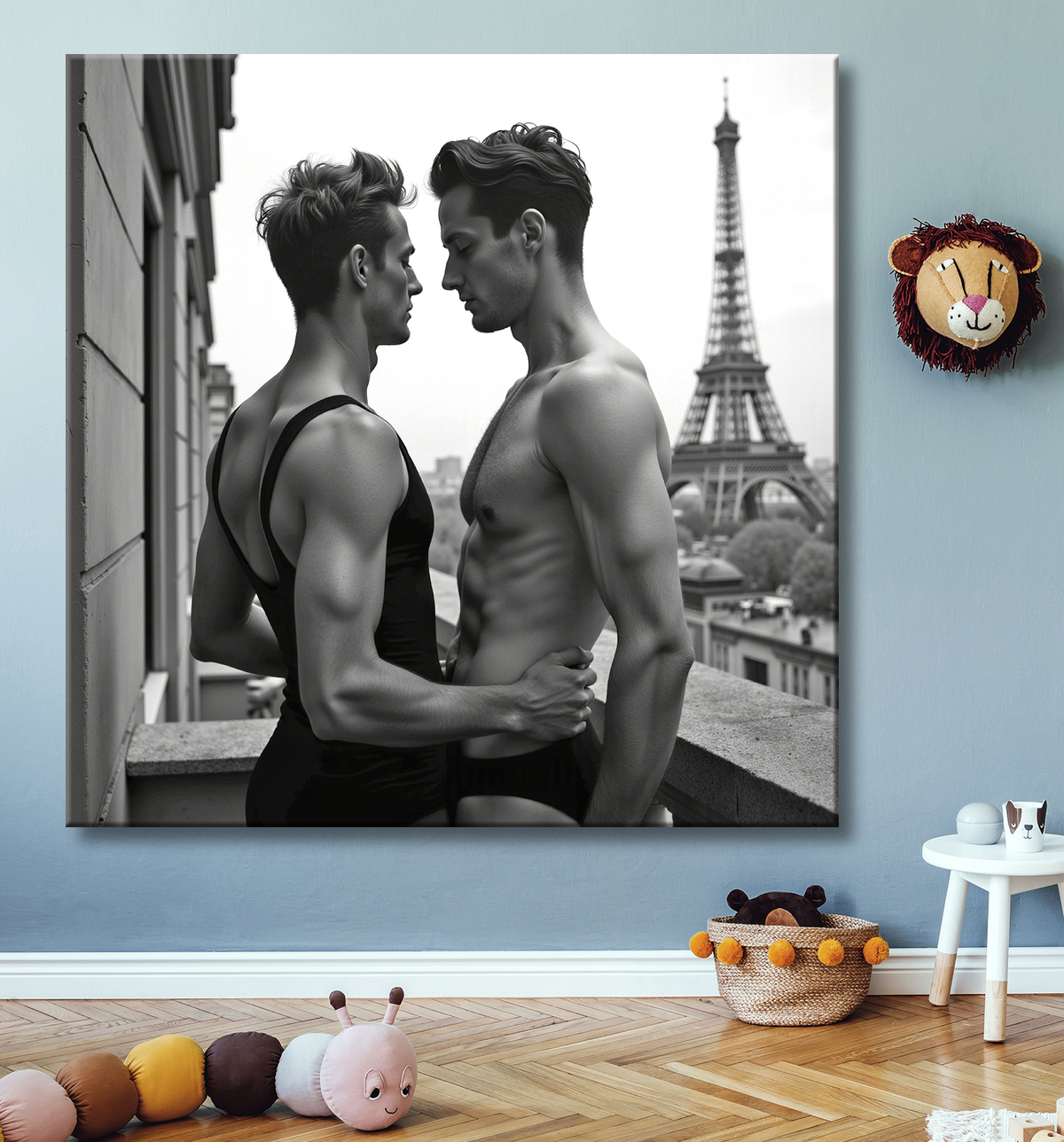 Tableau noir et blanc représentant un couple d'hommes dans un décor parisien élégant. Une scène douce et contemporaine, sobre et esthétique, pensée pour une décoration moderne et inclusive.