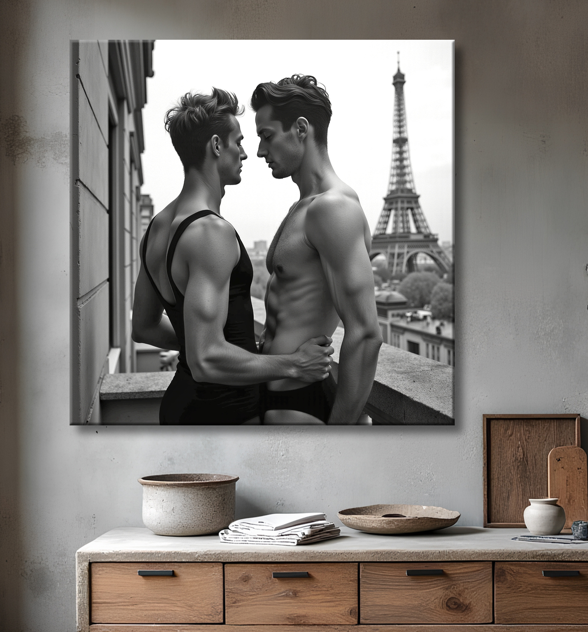 Couple masculin au balcon – tableau noir et blanc chic avec decor