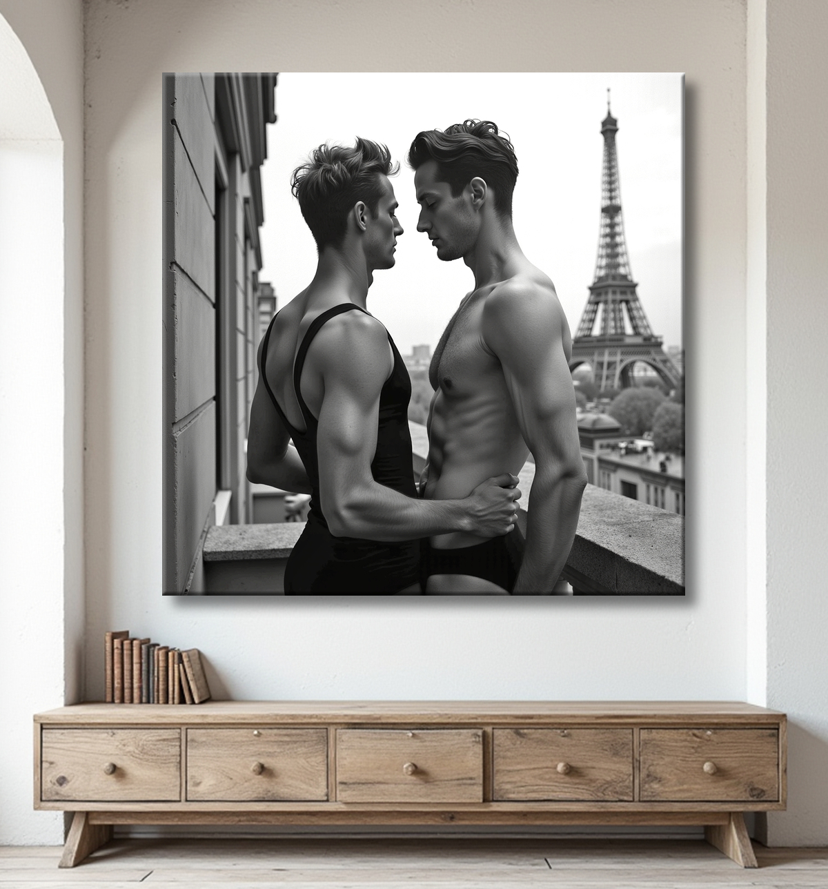 Couple masculin au balcon – tableau noir et blanc chic avec decor