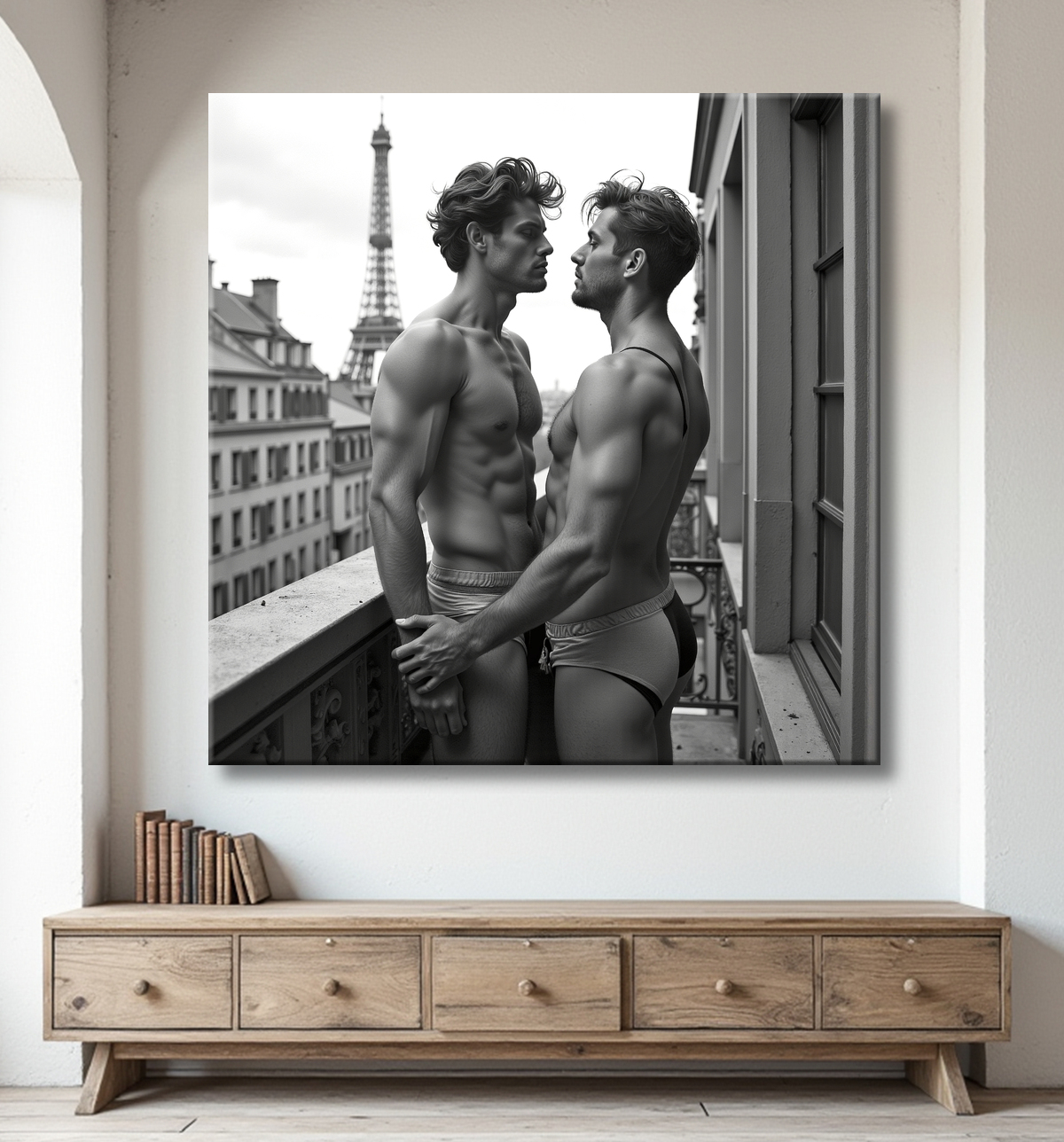 Couple masculin au balcon – tableau noir et blanc chic avec decor