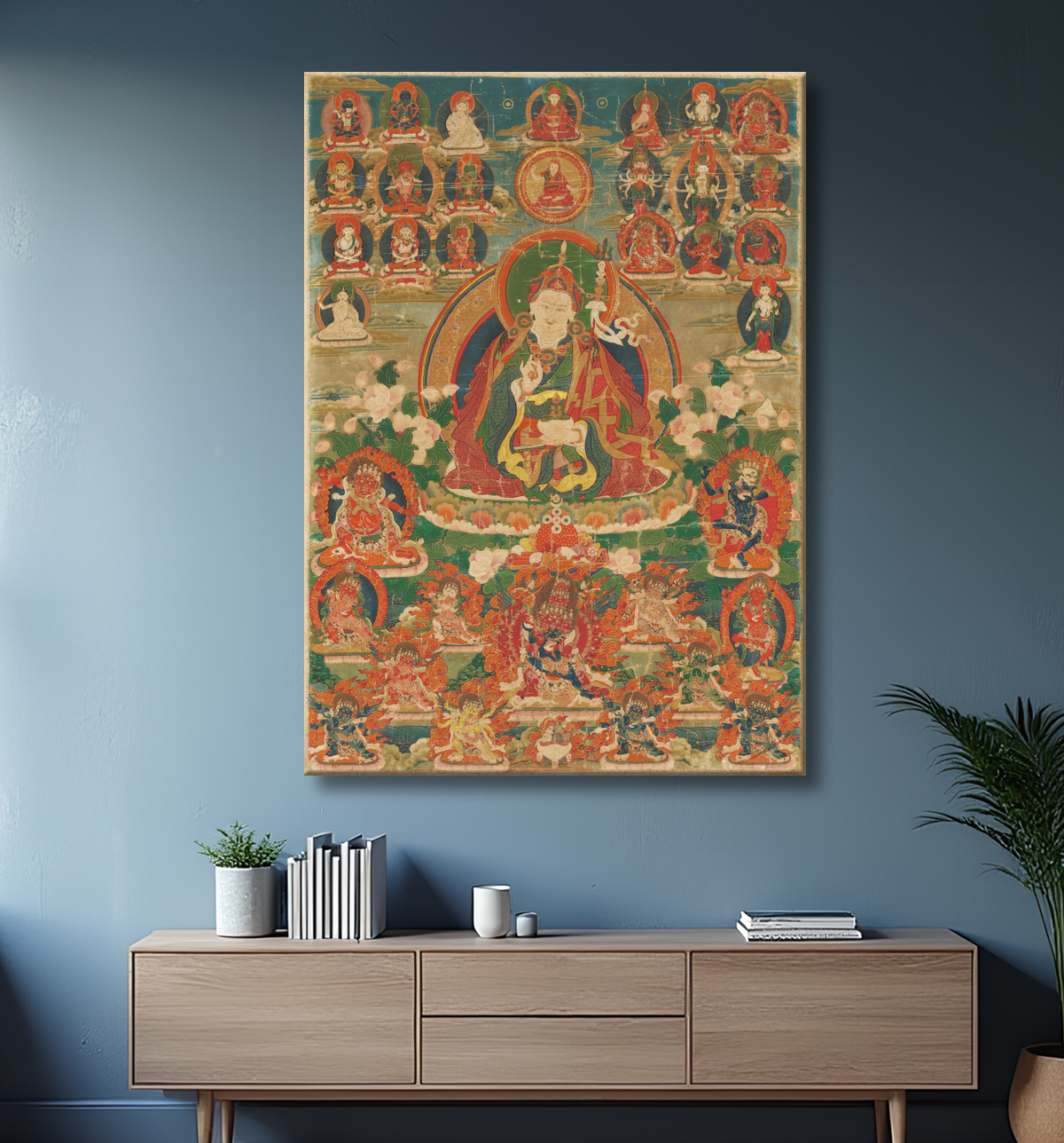 Gourou Padmasambhava assis tenant un coup de foudre (Vajra) et une coupe du crâne (Kapala) avec decor