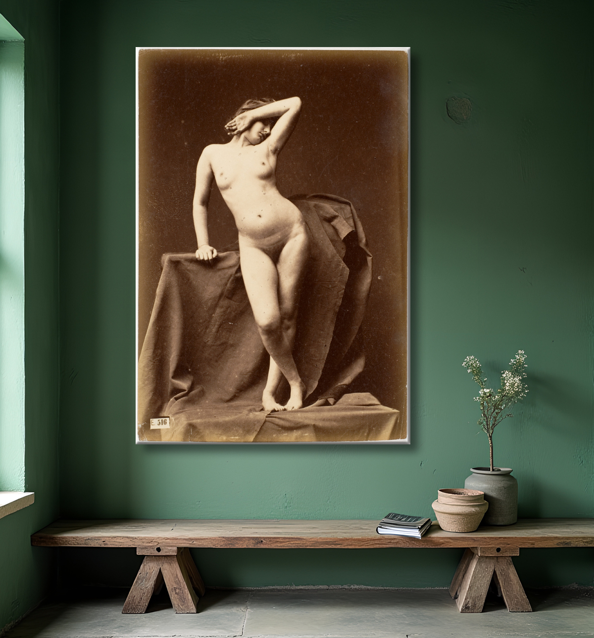 Reproduction [Jeune femme, nue, de face avec la main sur le visage] de Unknown avec decor