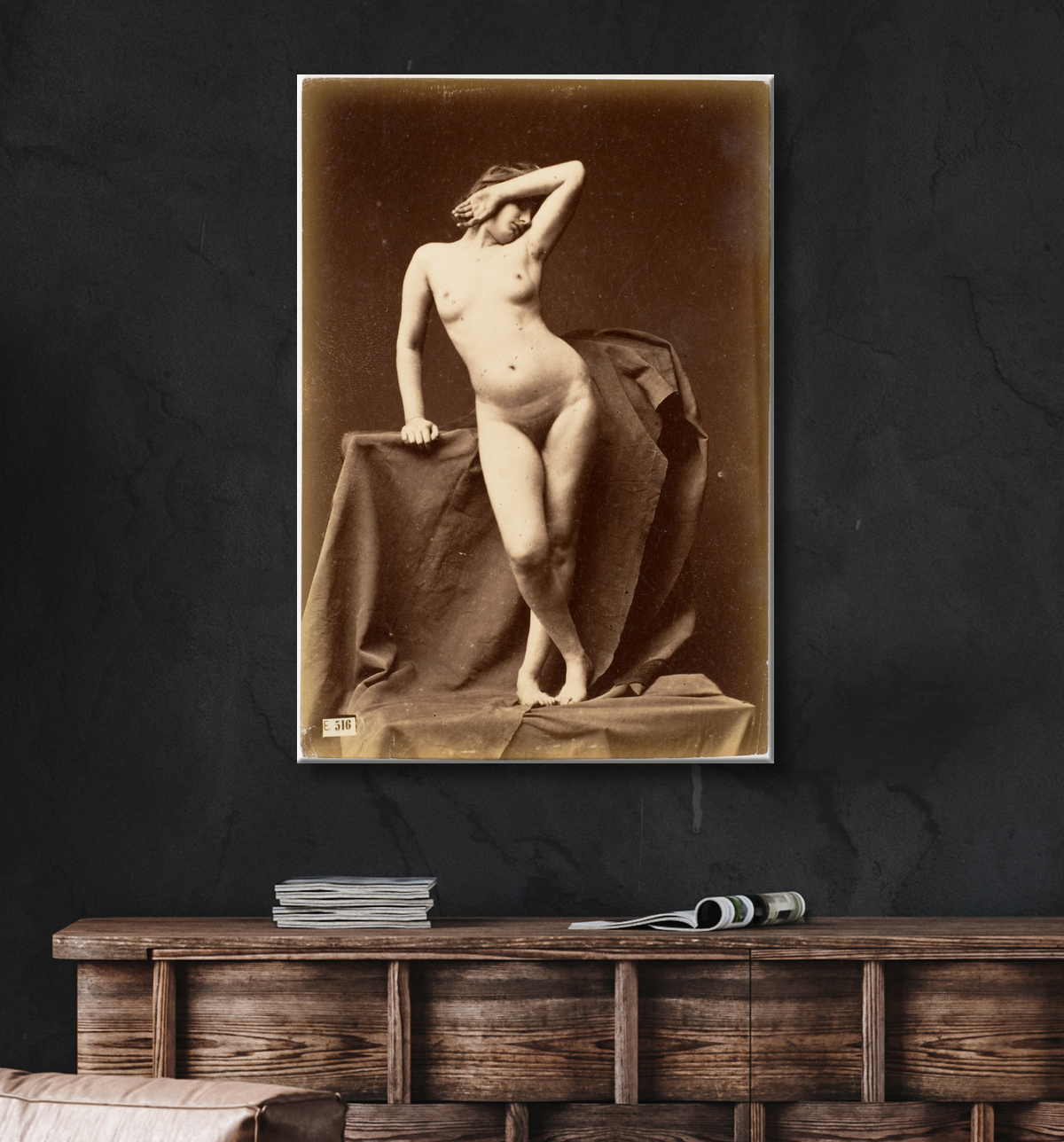 Reproduction [Jeune femme, nue, de face avec la main sur le visage] de Unknown avec decor