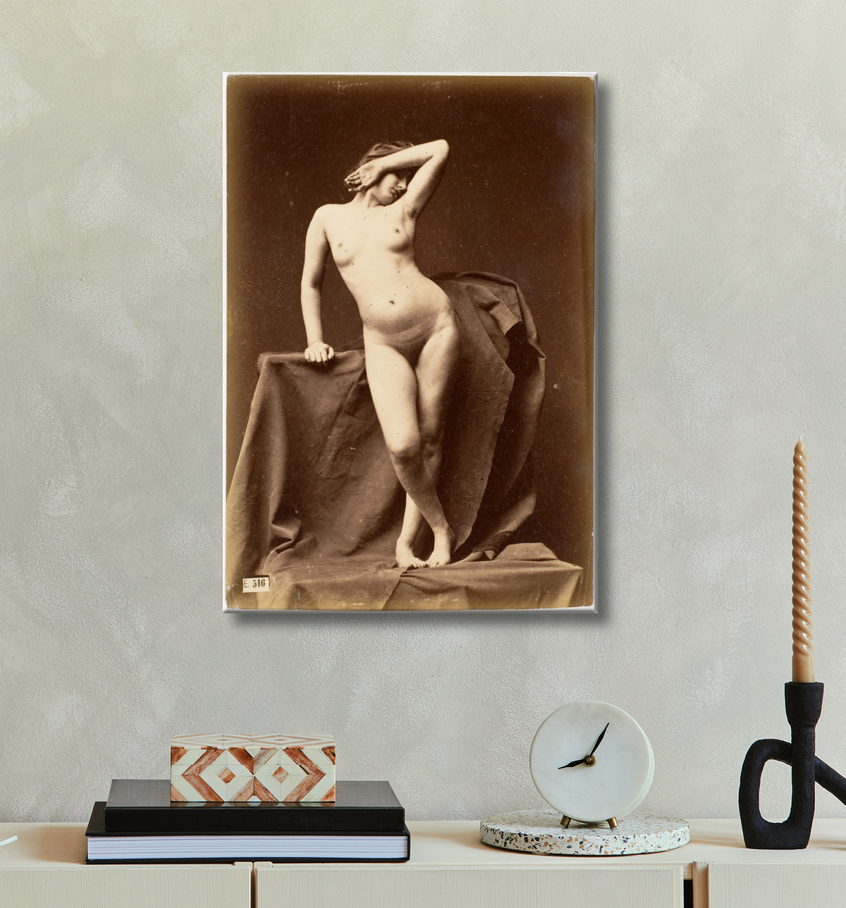 Affiche encadrée haut de gamme en France ou toile d’art imprimée. [Jeune femme, nue, de face avec la main sur le visage]...