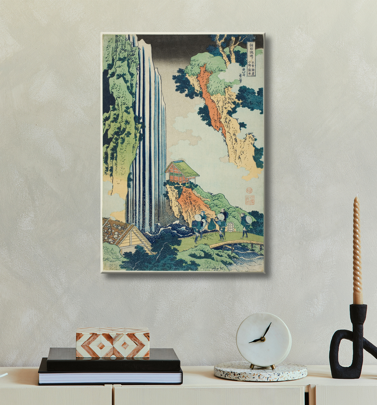 Reproduction Ono Falls sur le Kisokaido (Kisokaido Ono no bakufu), de la série "A Tour of Waterfalls in Various Provinces (Shokoku taki meguri)" de Katsushika Hokusai avec decor