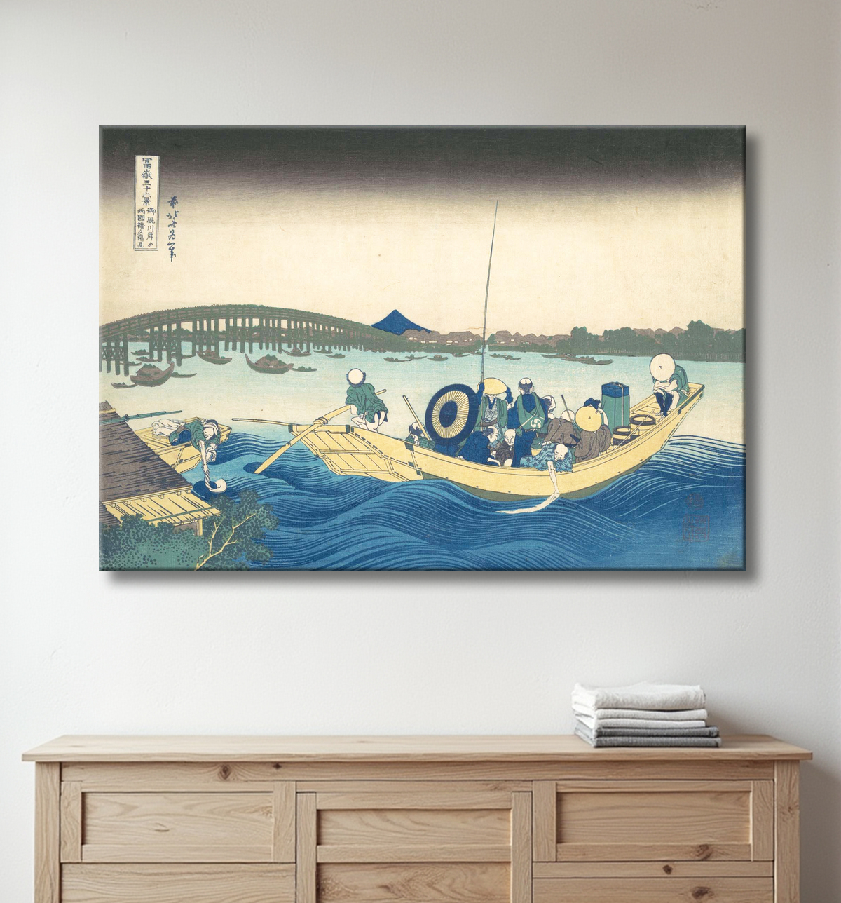 Reproduction Regarder le coucher de soleil sur le pont Ryōgoku depuis le quai d'Onmaya (Onmayagashi yori Ryōgokubashi sekiyō o miru), de la série Trente-six vues du mont Fuji (Fugaku sanjūrokkei) de Katsushika Hokusai avec decor
