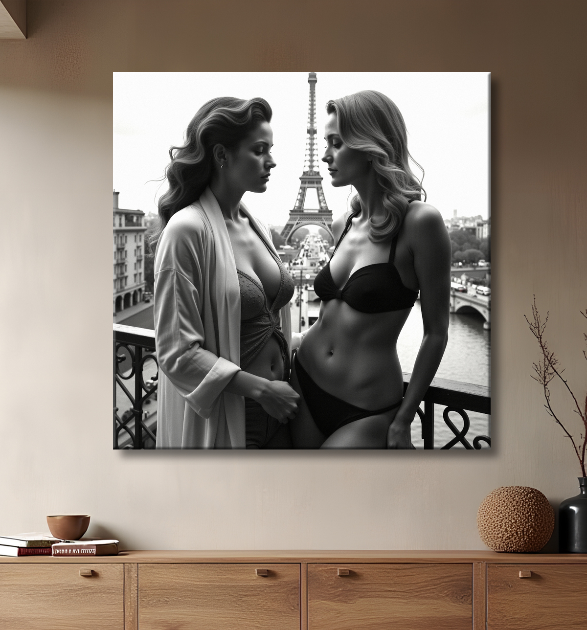 Tableau couple femmes chic Paris noir et blanc avec decor