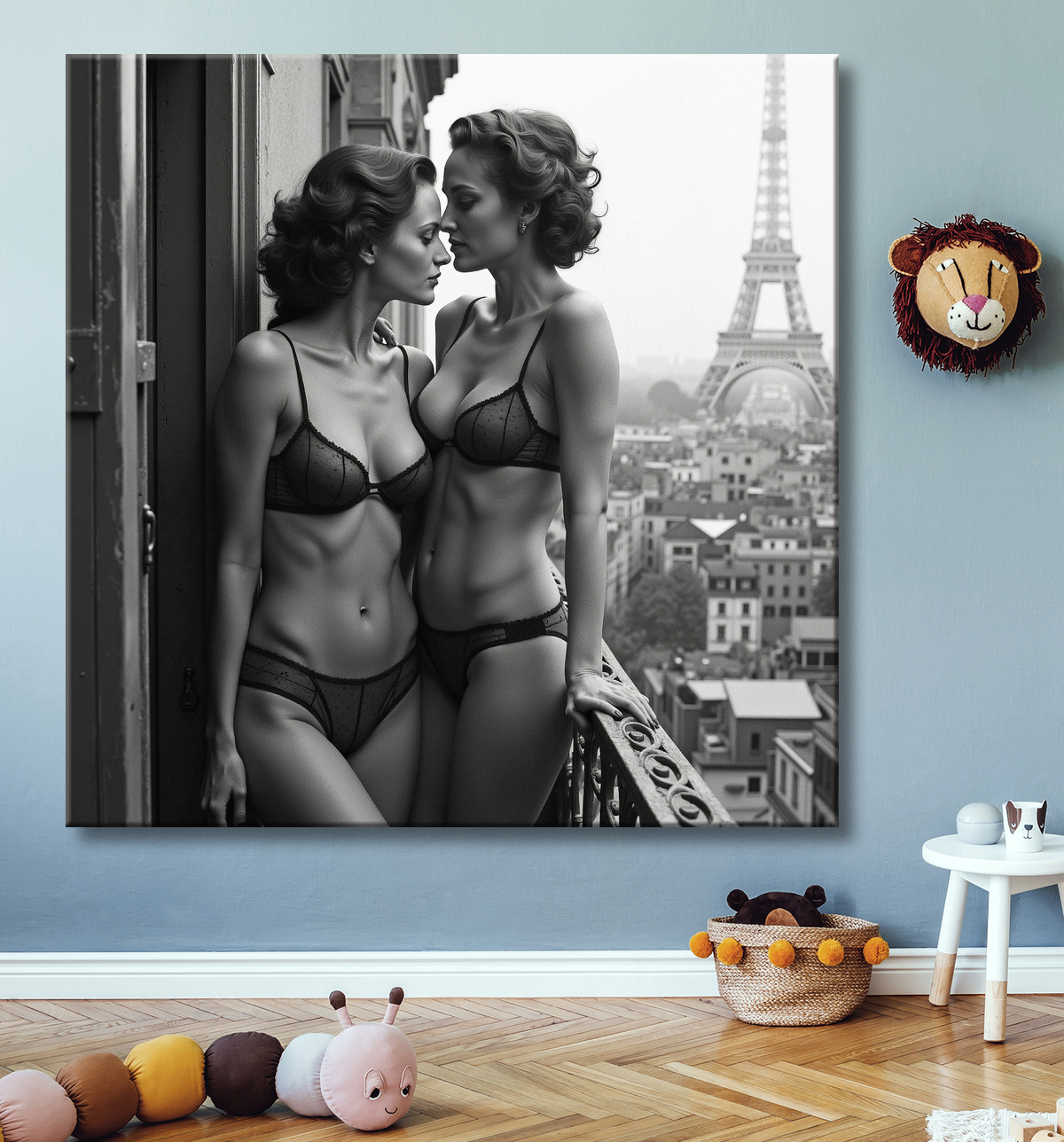 Tableau photographique noir et blanc élégant d'un couple de femmes sur un balcon parisien. Une scène intimiste, romantique et sobre, sans vulgarité.