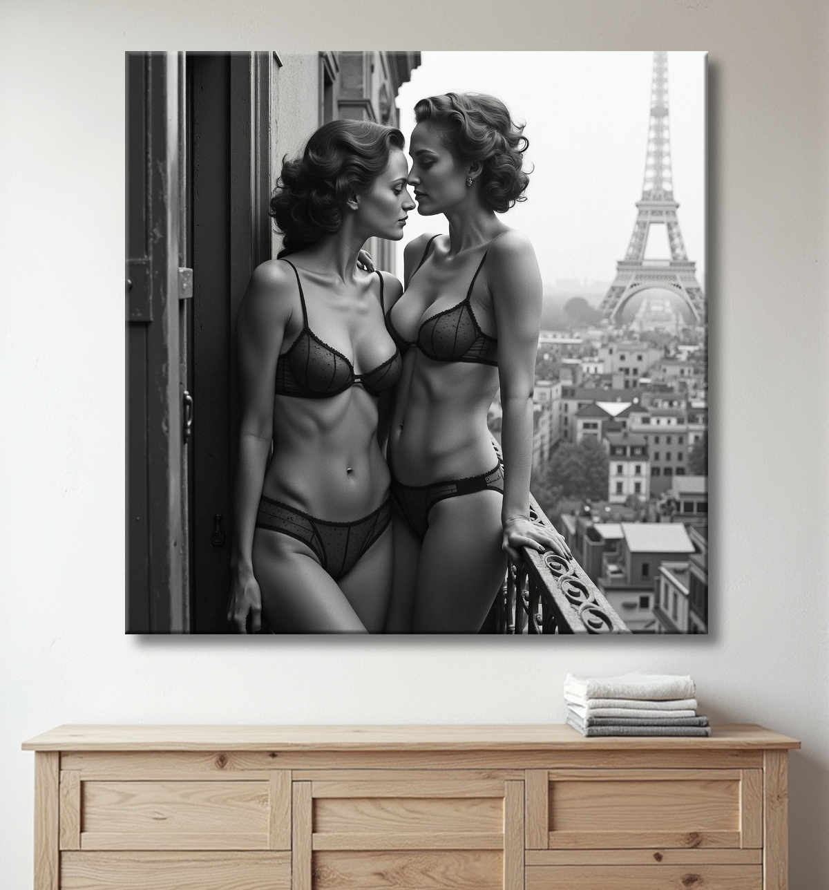 Tableau couple femmes chic Paris noir et blanc avec decor