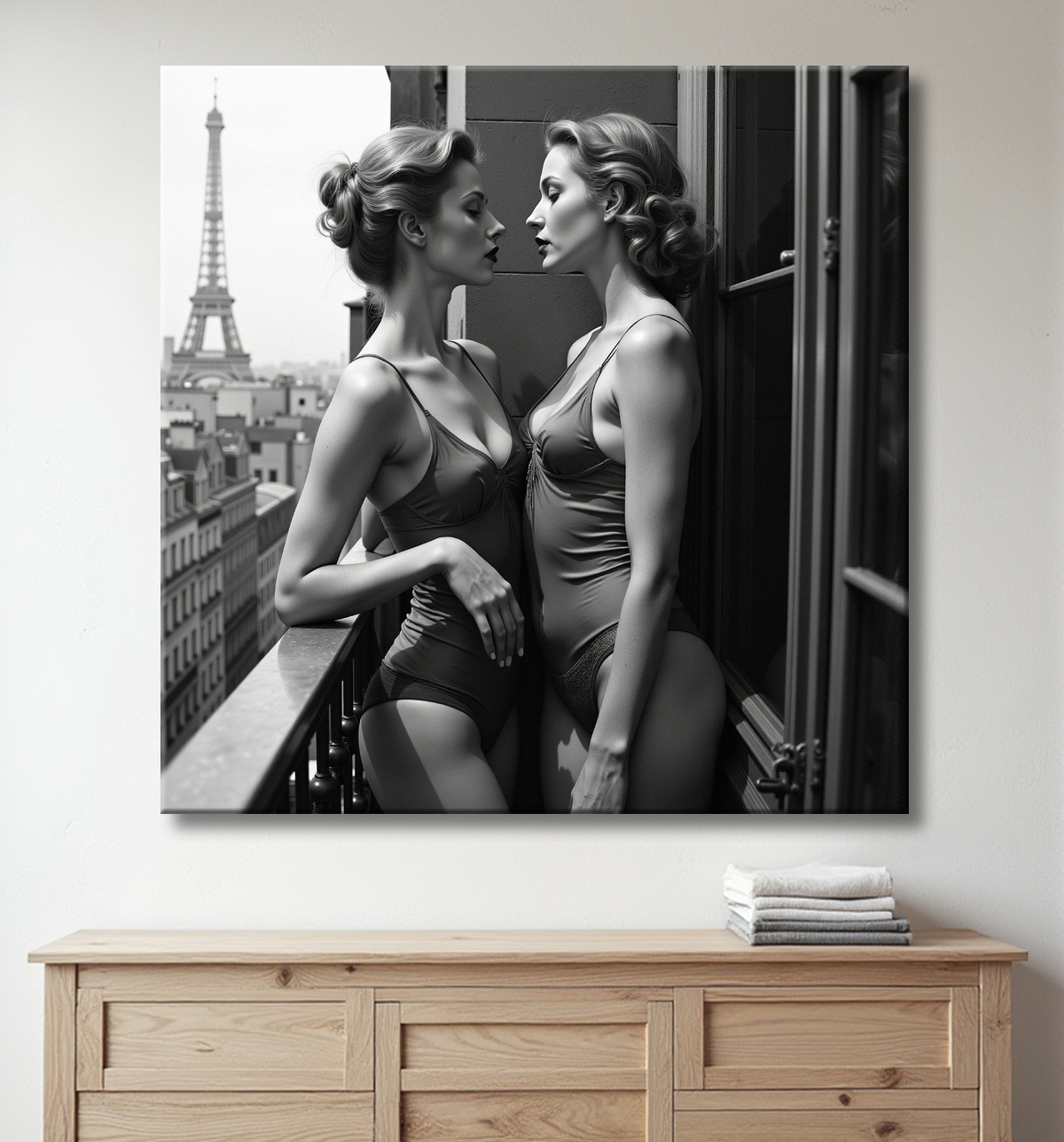 Tableau couple femmes chic Paris noir et blanc avec decor