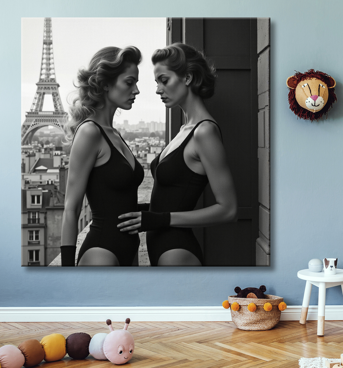 Tableau couple femmes chic Paris noir et blanc avec decor