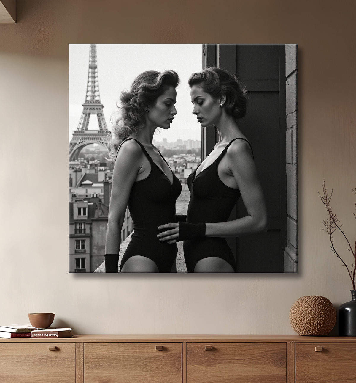Tableau couple femmes chic Paris noir et blanc avec decor