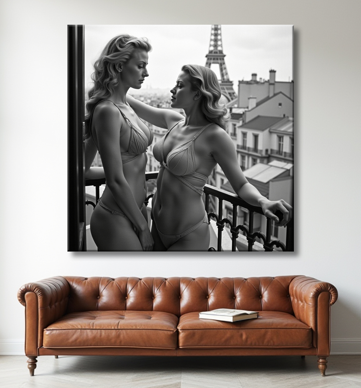 Tableau couple femmes chic Paris noir et blanc avec decor