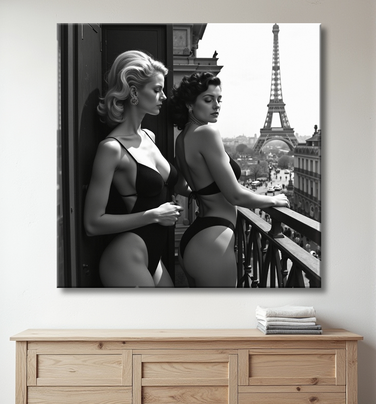 Tableau couple femmes chic Paris noir et blanc avec decor