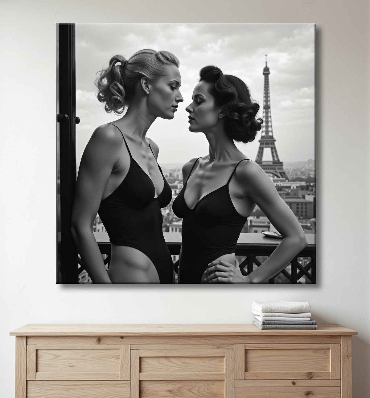 Tableau couple femmes chic Paris noir et blanc avec decor