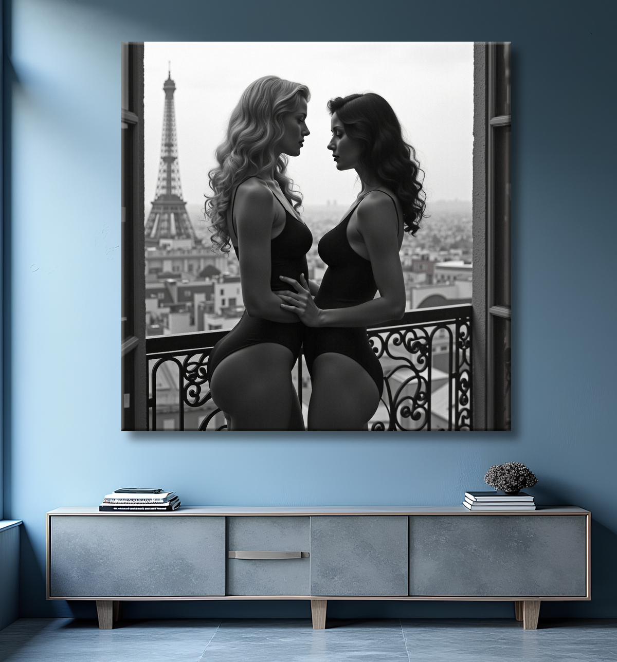 Tableau couple femmes chic Paris noir et blanc avec decor