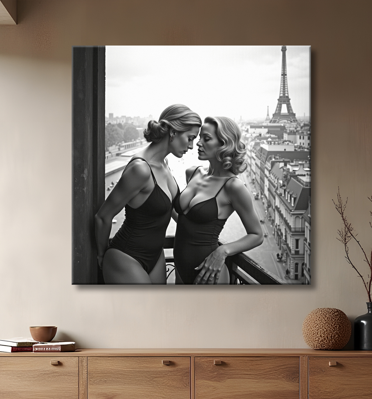 Tableau couple femmes chic Paris noir et blanc avec decor