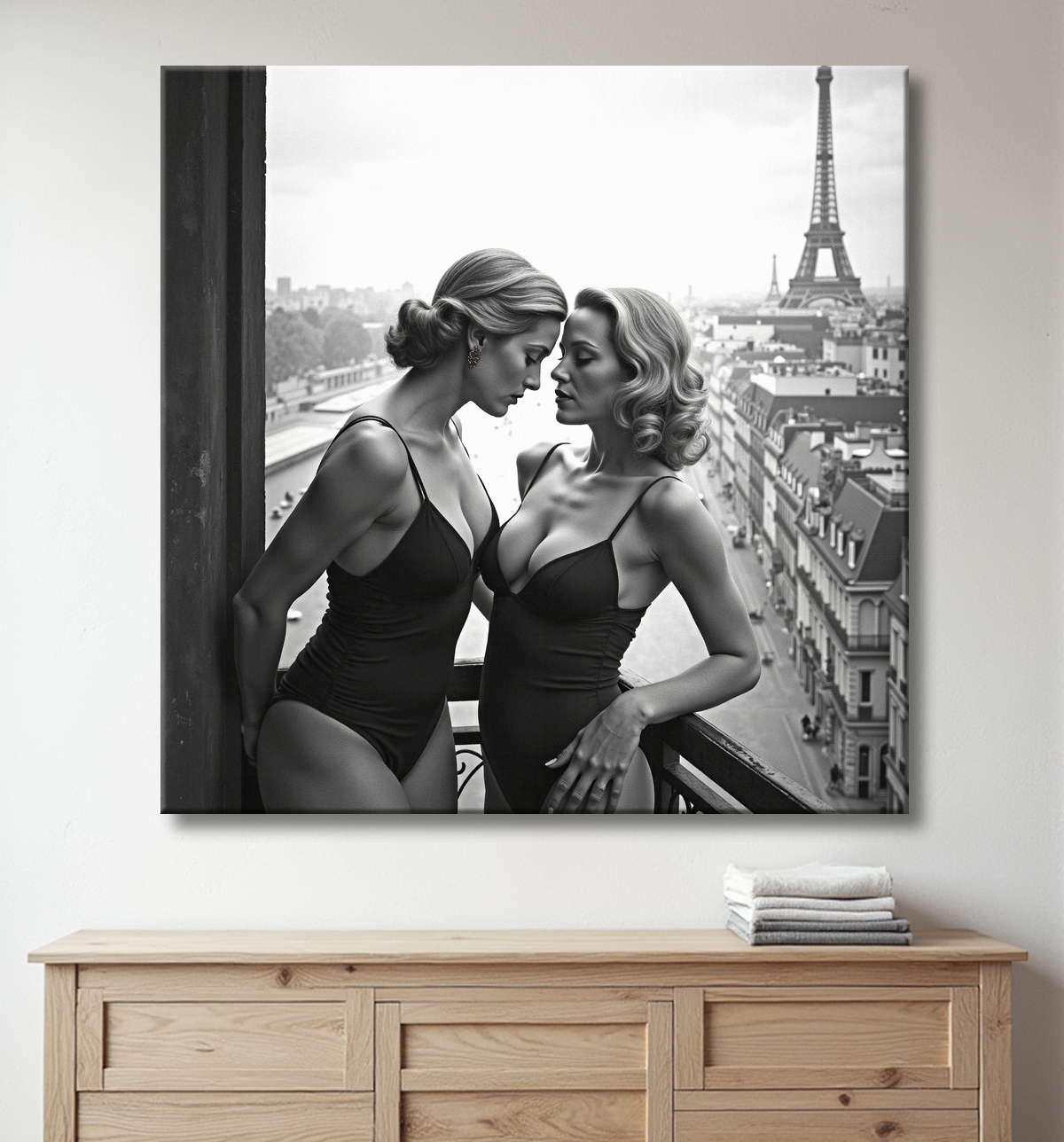 Tableau couple femmes chic Paris noir et blanc avec decor