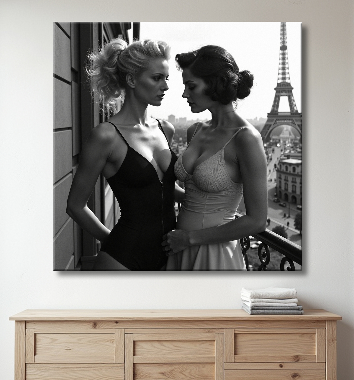 Tableau couple femmes chic Paris noir et blanc avec decor