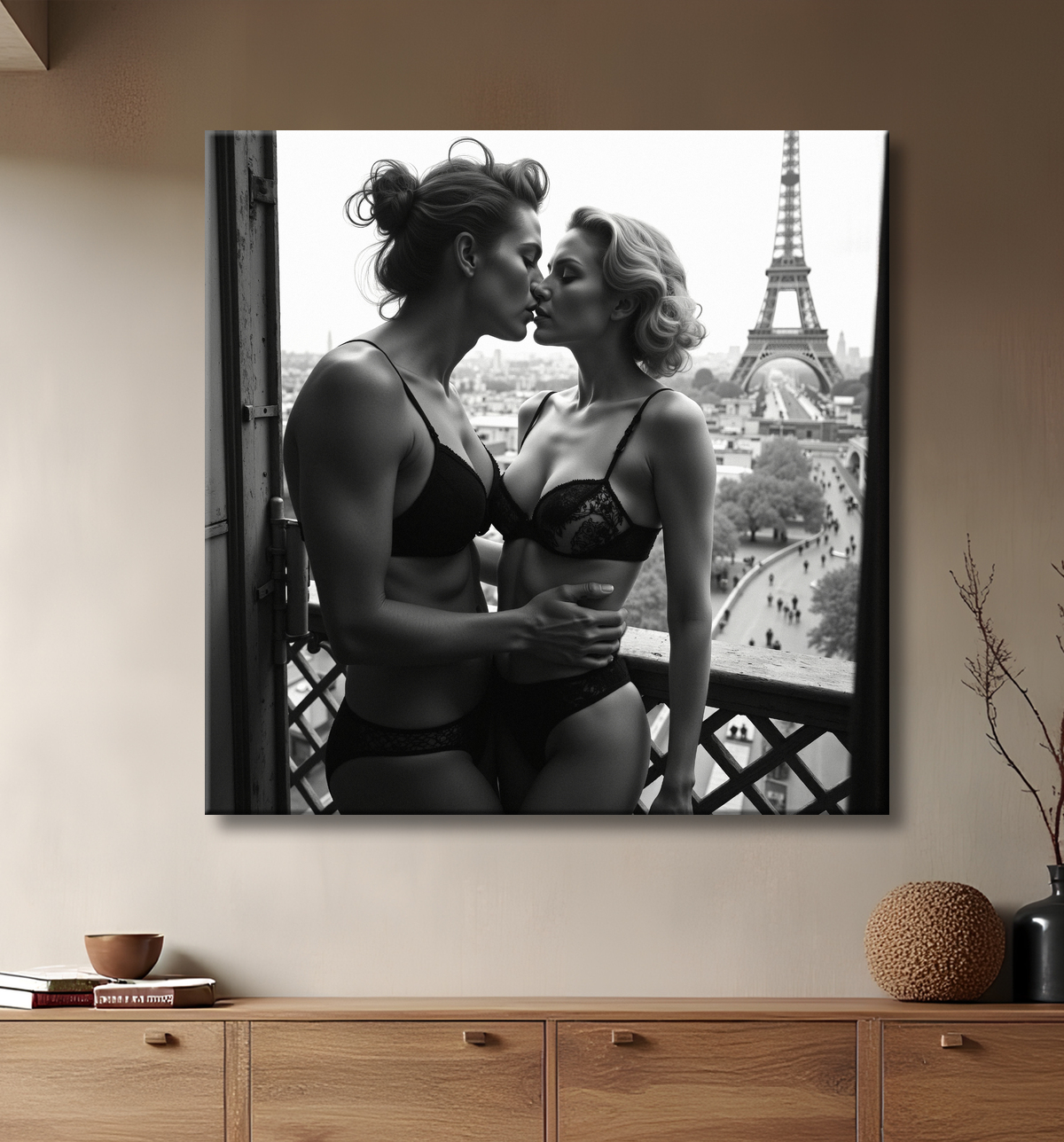 Tableau couple femmes chic Paris noir et blanc avec decor