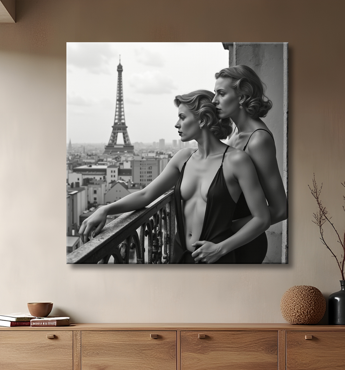 Tableau couple femmes chic Paris noir et blanc avec decor