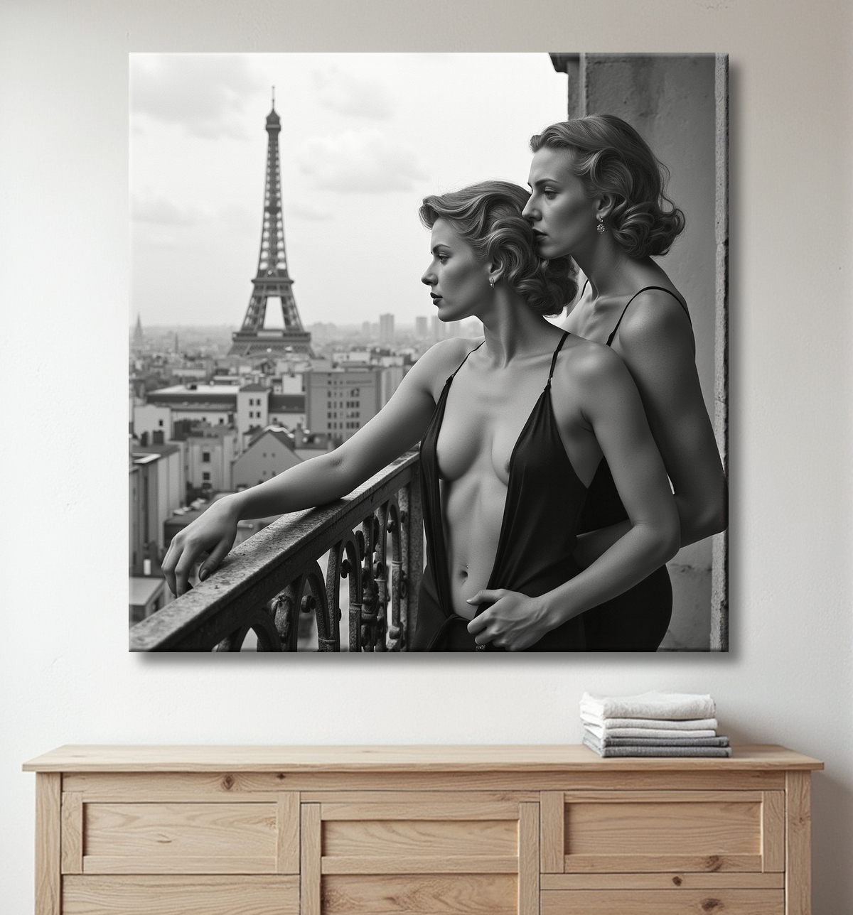 Tableau couple femmes chic Paris noir et blanc avec decor