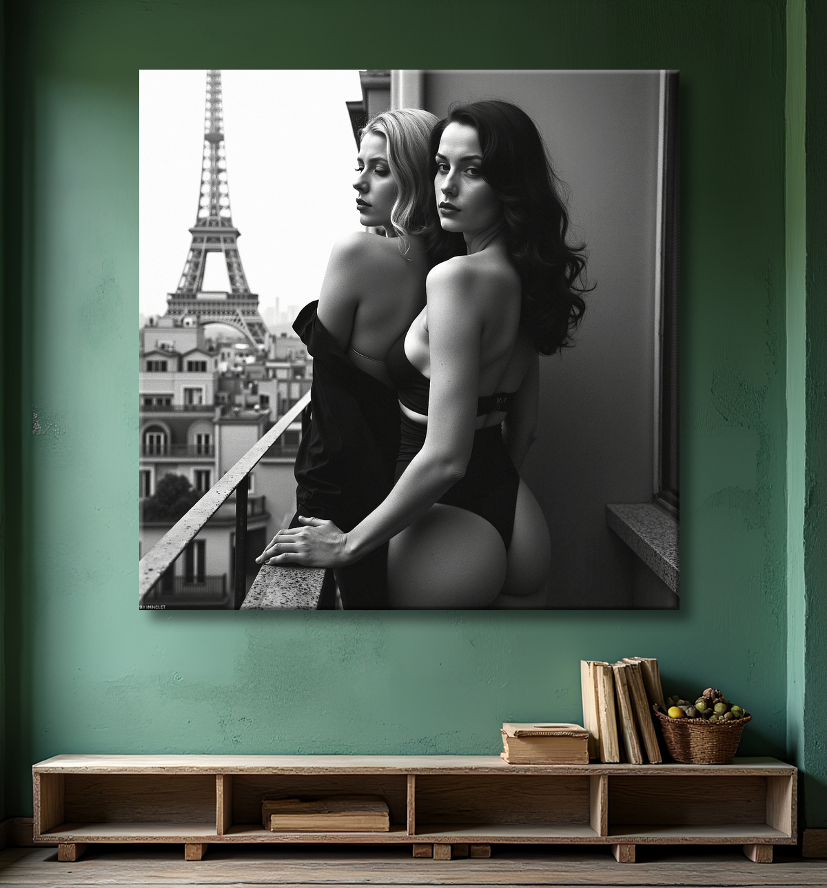 Tableau couple femmes chic Paris noir et blanc avec decor