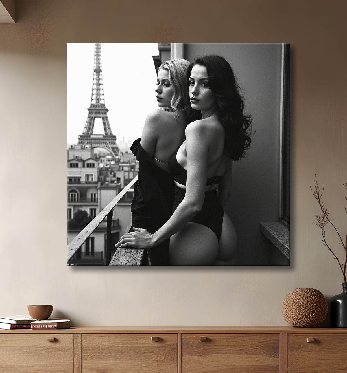 Tableau couple femmes chic Paris noir et blanc avec decor