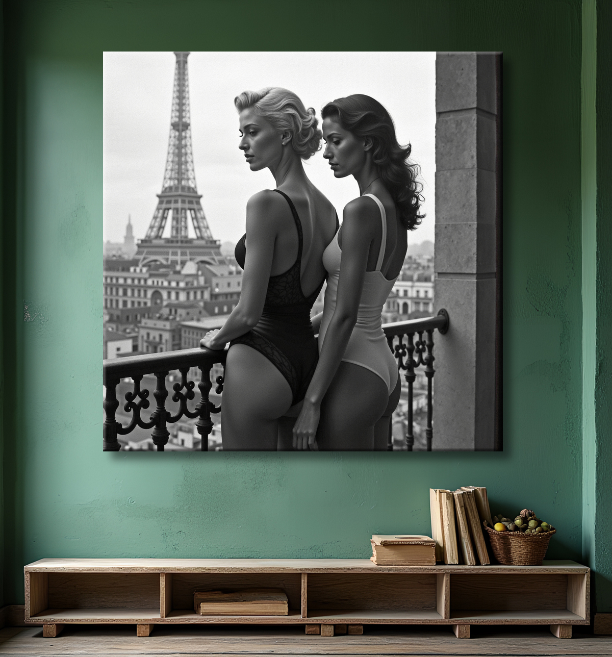 Tableau couple femmes chic Paris noir et blanc avec decor