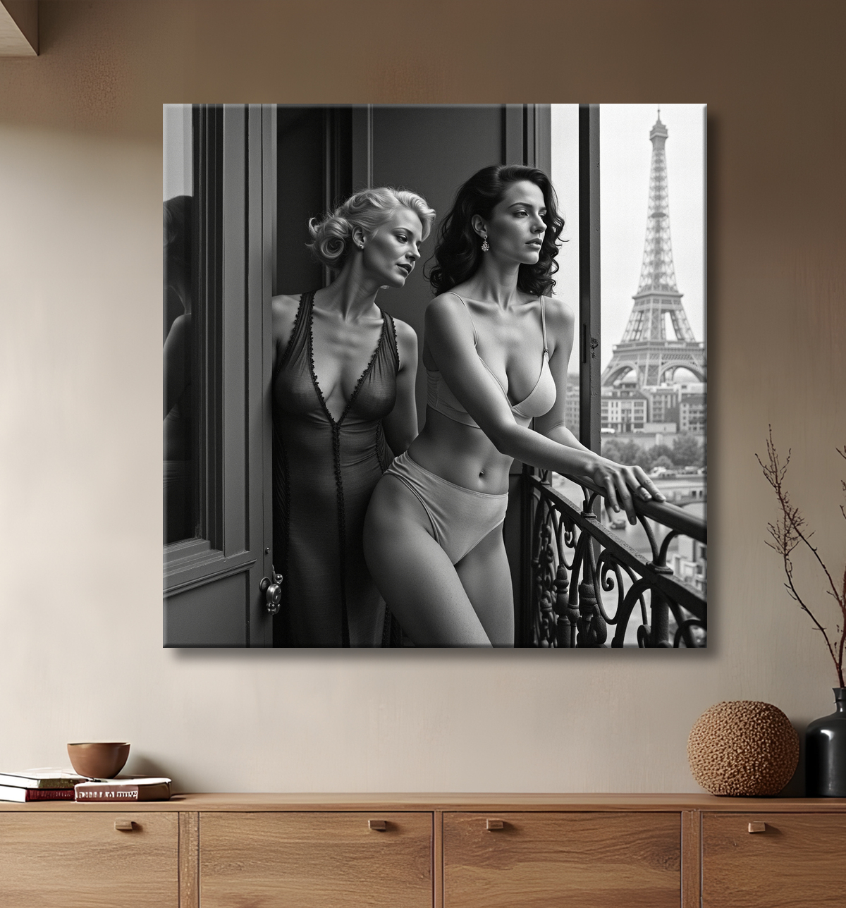 Tableau couple femmes chic Paris noir et blanc avec decor