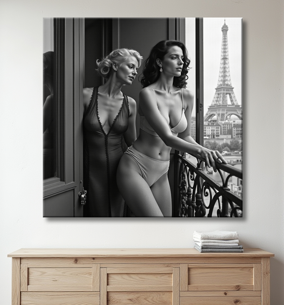 Tableau couple femmes chic Paris noir et blanc avec decor