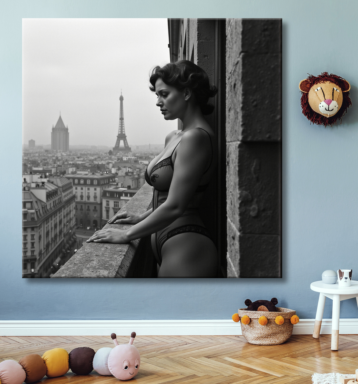 Femme au balcon – tableau noir et blanc intimiste avec decor