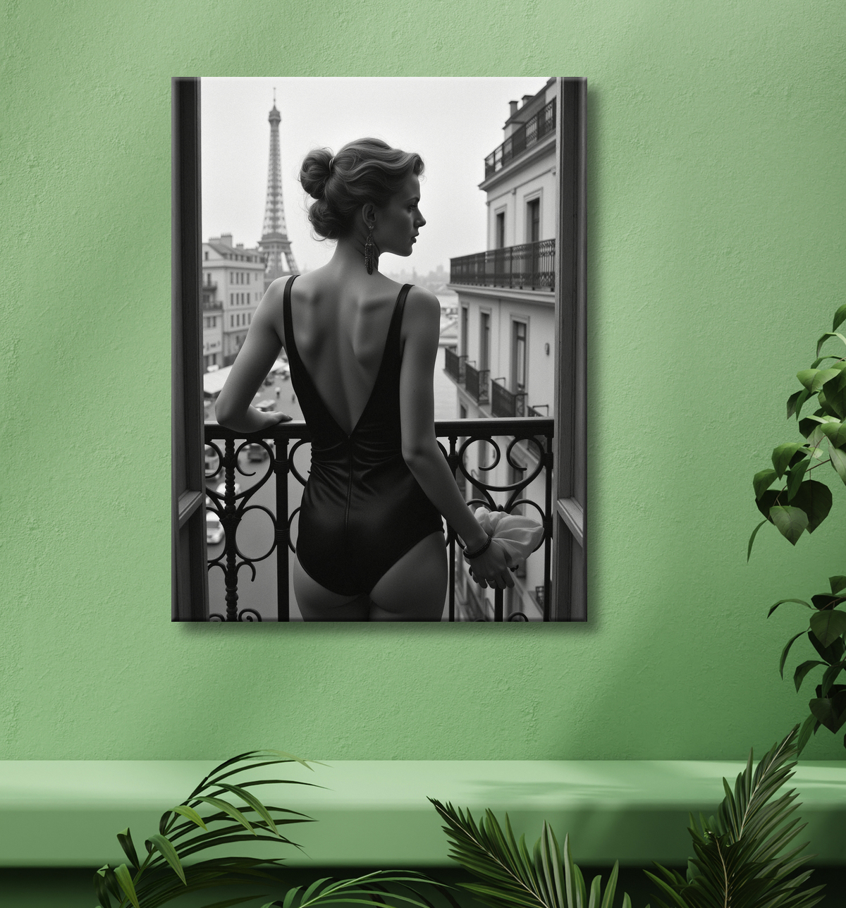 Femme au balcon – tableau noir et blanc intimiste avec decor