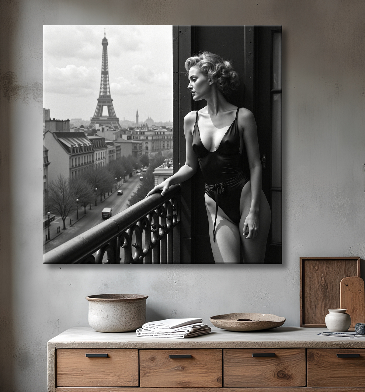 Femme au balcon – tableau noir et blanc intimiste avec decor