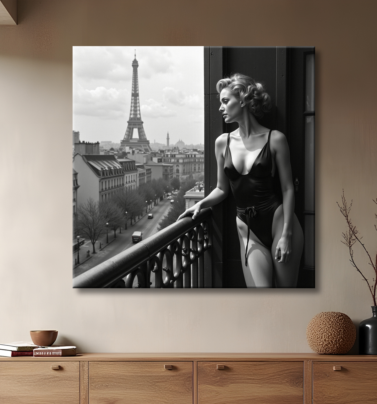 Femme au balcon – tableau noir et blanc intimiste avec decor