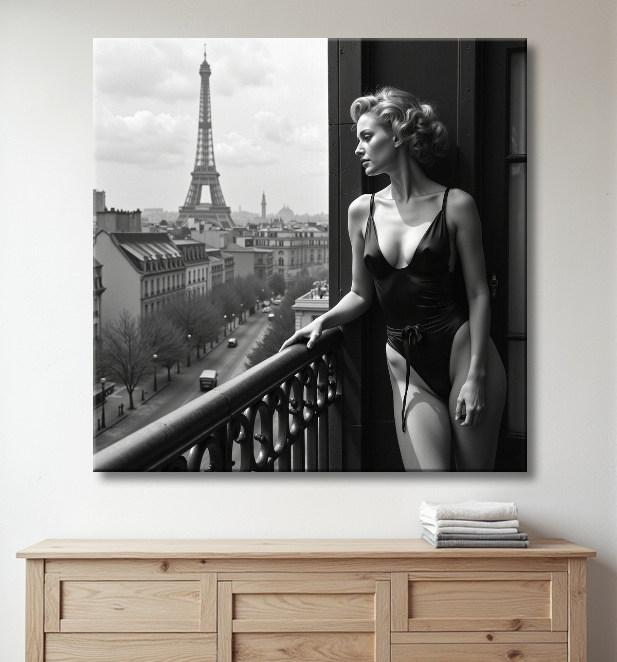 Femme au balcon – tableau noir et blanc intimiste avec decor