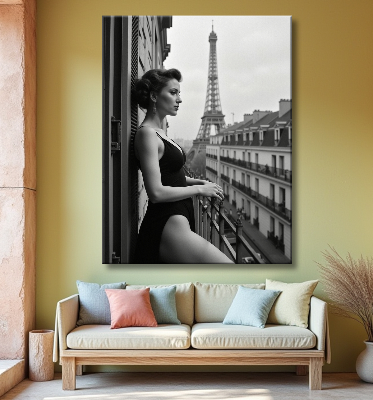 Femme au balcon – tableau noir et blanc intimiste avec decor