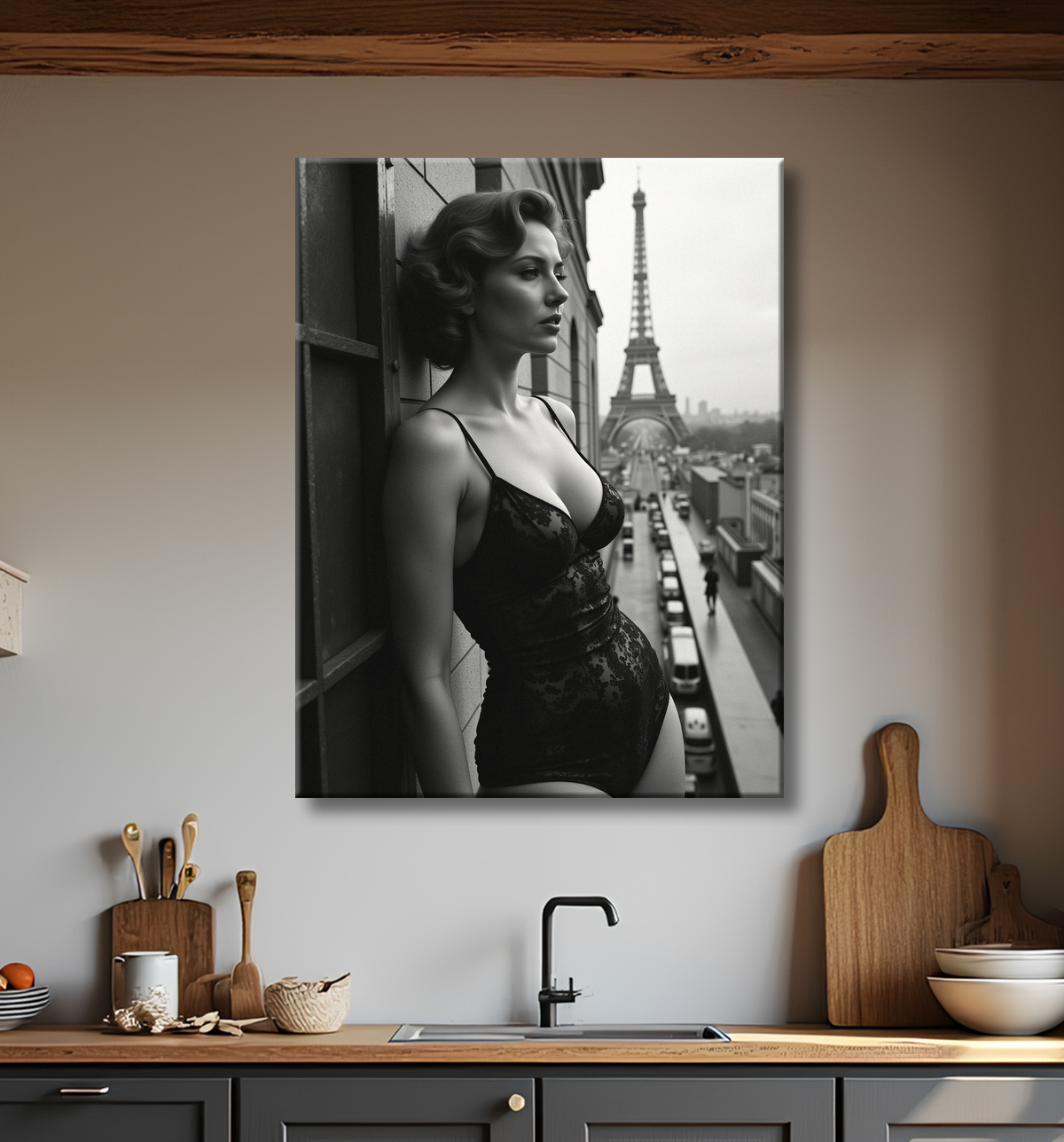 Femme au balcon – tableau noir et blanc intimiste avec decor