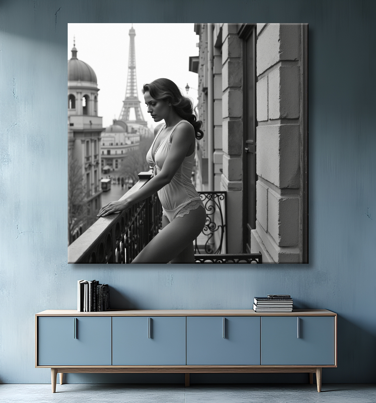 Femme au balcon – tableau noir et blanc intimiste avec decor